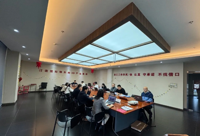 為深入貫徹中共中央、國務院印發(fā)的《國家標準化發(fā)展綱要》，落實加快數字化發(fā)展、建設數字中國的戰(zhàn)略部署，和《上海市全面推進城市數字化轉型“十四五”規(guī)劃》，推進上海城市數字化轉型標準化建設，數造科技積極響應這一號召，成為上海市浦東新區(qū)第一批試點數字化改造企業(yè)之一，并順利通過驗收。  圖片  圖片  圖片  圖片  圖為上海市城市數字化轉型工作領導小組部分領導和南匯工業(yè)園區(qū)領導、上海數造領導班子成員參加數字化改造驗收答辯  圖片  參觀上海數造大廳的數字化制造“黑湖小工單”生產工序看板  數造科技自成立之初，創(chuàng)始人趙毅博士就以“數造”為企業(yè)命名，蘊含數字化制造和變革的深遠意義，與此時政府推進聚焦制造業(yè)與數字化改造深度融合。未來，數造科技將不斷提升公司智能化、數字化、信息化改造力度，全面提升公司綜合管理和運營水平，著力實現智能制造高質量發(fā)展。